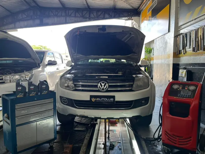 Veículo atendido com o equipamento Launch durante a troca completa do óleo do câmbio automático